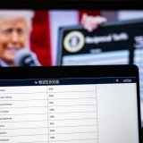 L’annonce est tombée hier soir : la Suisse figure parmi les pays les plus durement frappés par les nouvelles sanctions douanières imposées par le président américain Donald Trump. Dès le 7 août, les exportations helvétiques seront taxées à hauteur de 39 %, soit le taux le plus élevé en Europe.